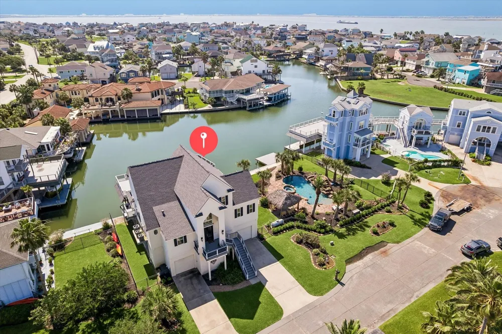 218 Catamaran Drive Tiki Island, TX 77554