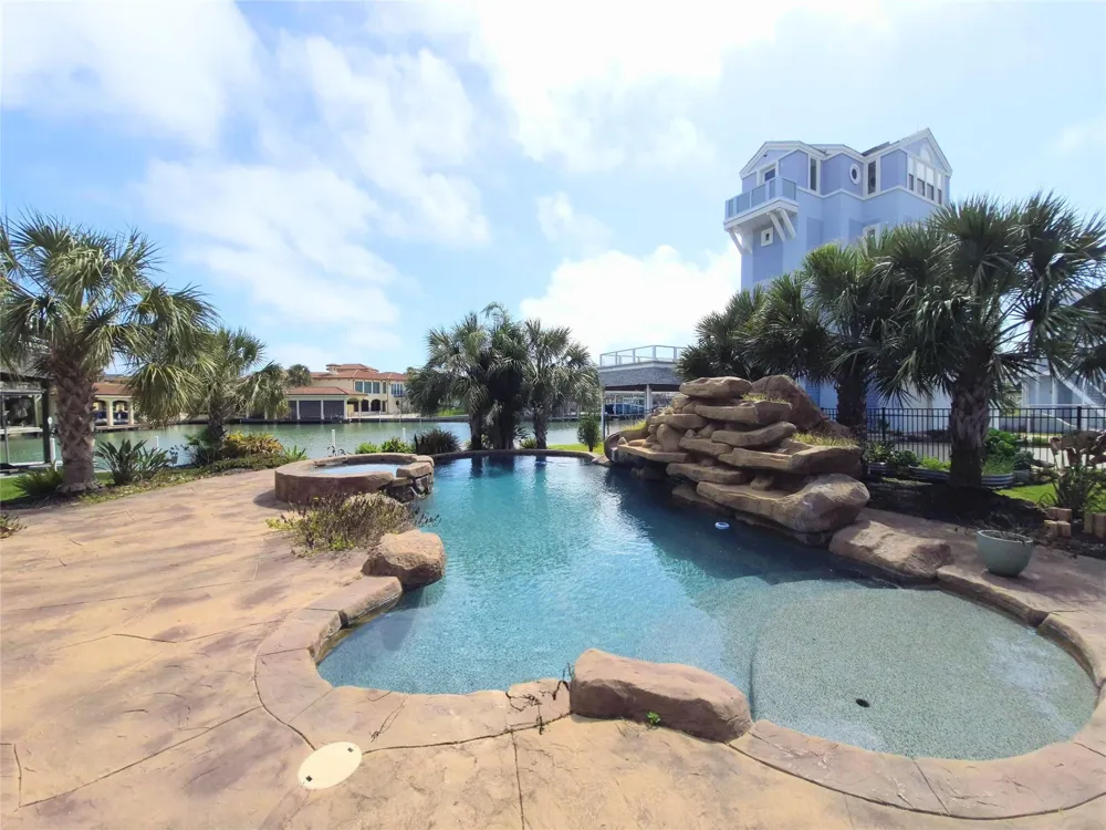 218 Catamaran Drive Tiki Island, TX 77554