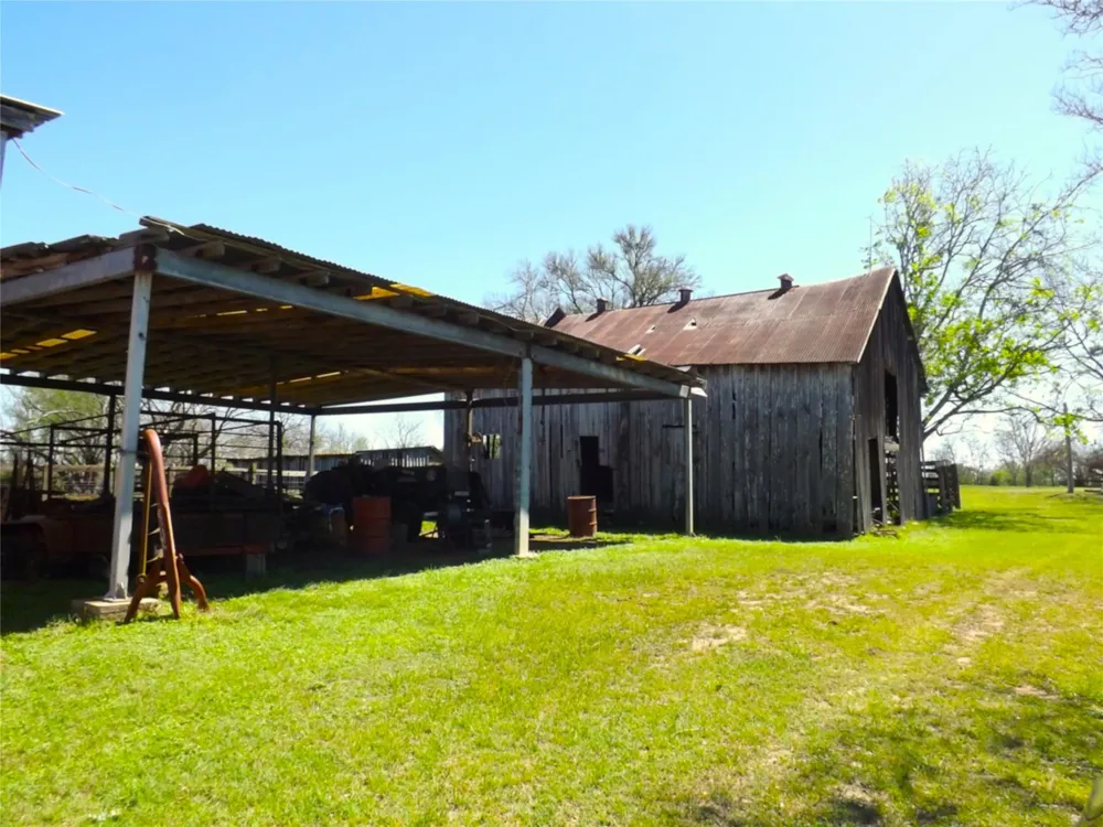 1649 County Road 209 Weimar, TX 78962