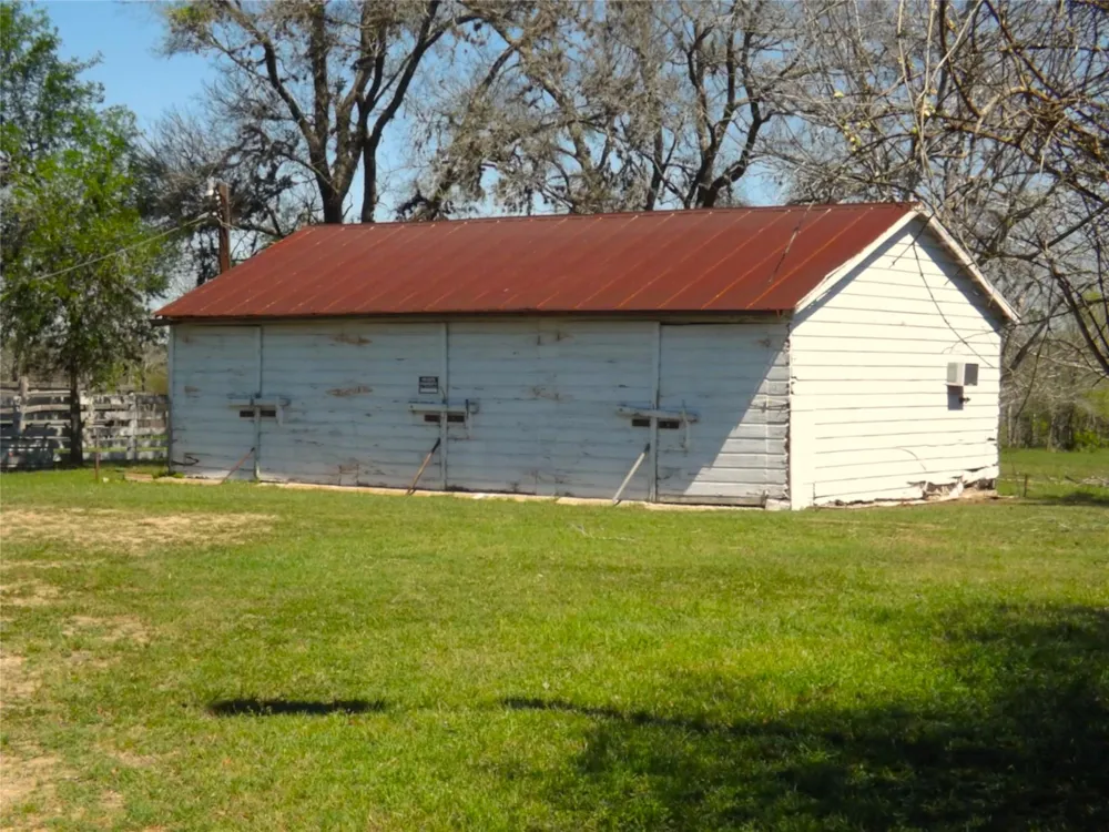 1649 County Road 209 Weimar, TX 78962