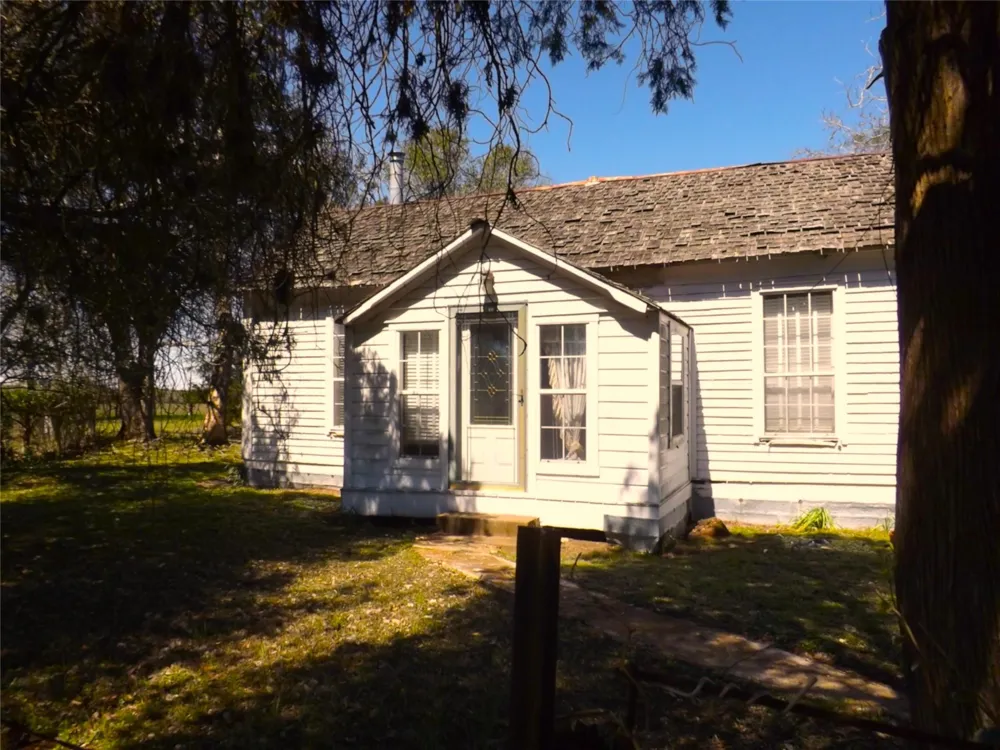 1649 County Road 209 Weimar, TX 78962