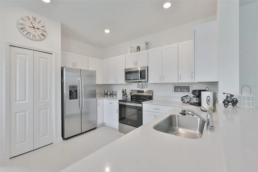 2661 SUNRAY VENUS WAY Ruskin, FL 33570
