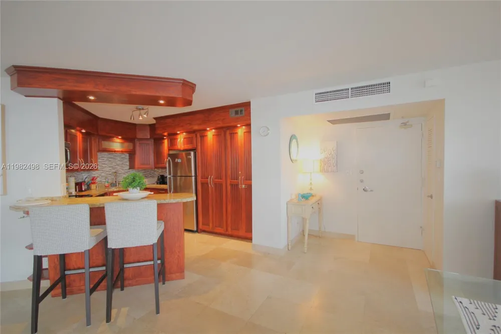 5161 COLLINS AV #1004 Miami Beach, FL 33140
