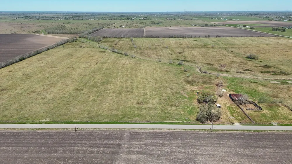 4439 Schultz Road Damon, TX 77430