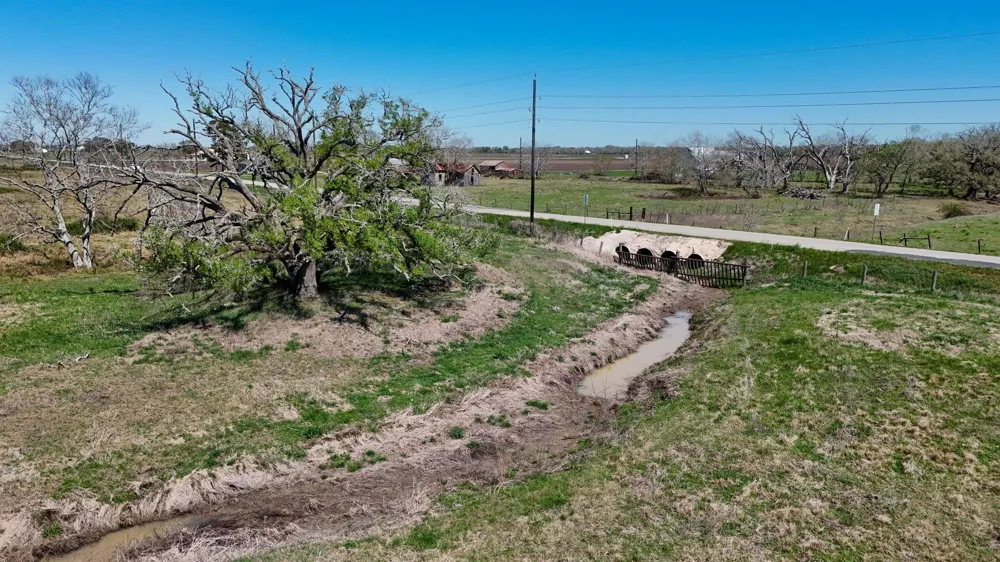 4439 Schultz Road Damon, TX 77430