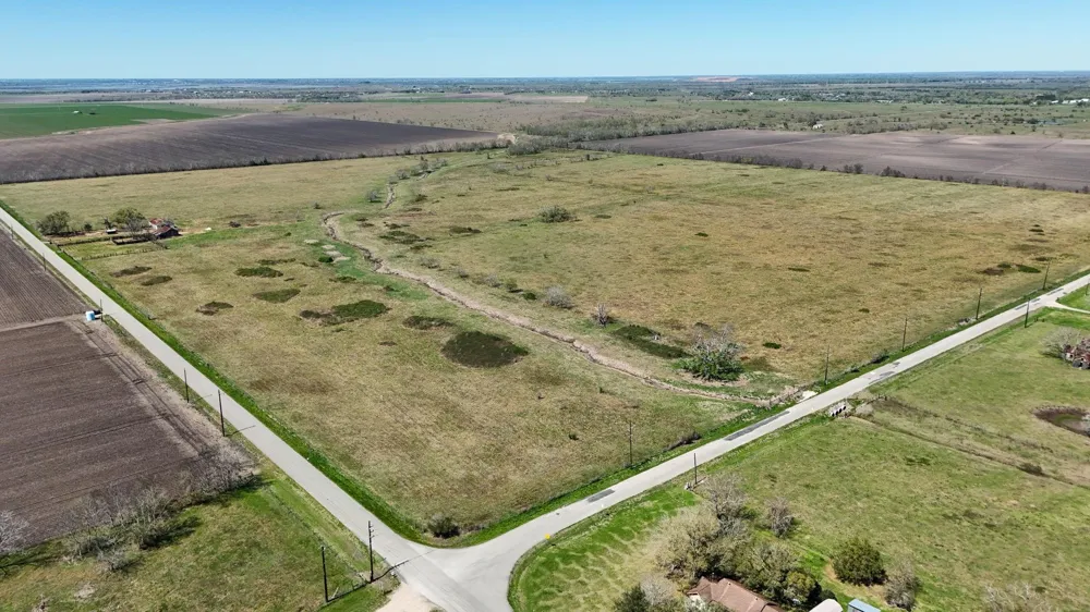 4439 Schultz Road Damon, TX 77430