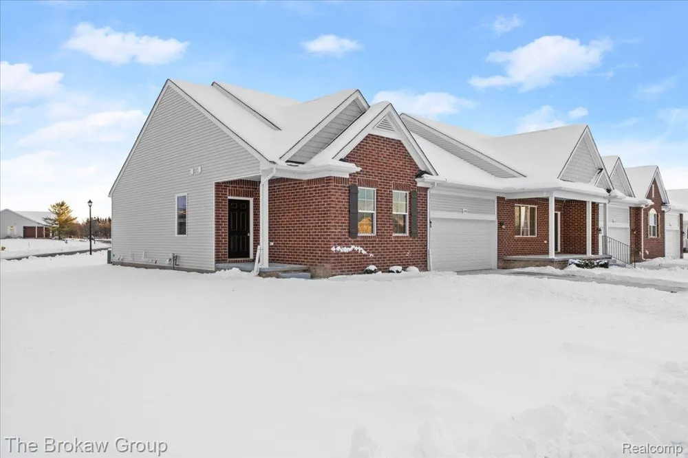 1435 Luxington Drive Lapeer City, MI 48446