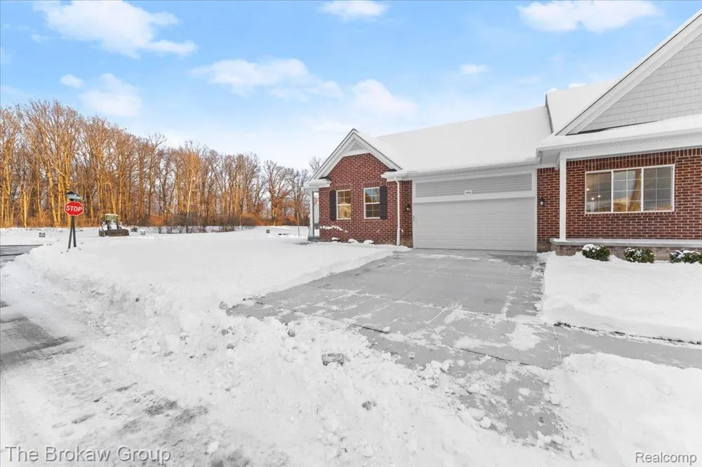 1435 Luxington Drive Lapeer City, MI 48446