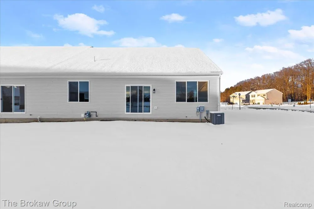 1435 Luxington Drive Lapeer City, MI 48446