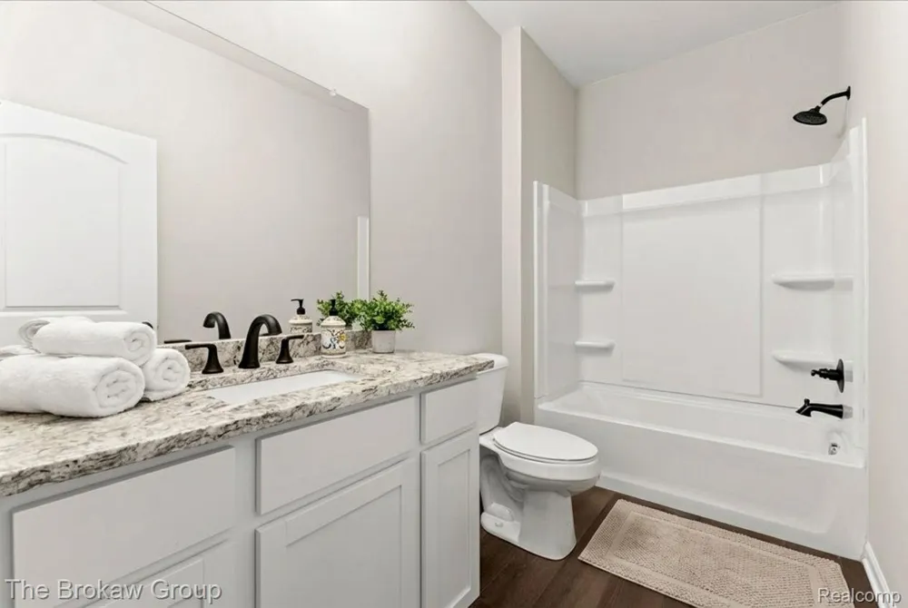 1435 Luxington Drive Lapeer City, MI 48446