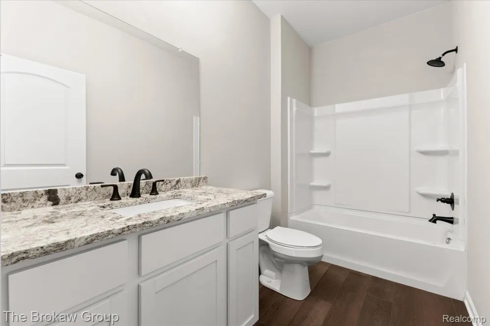 1435 Luxington Drive Lapeer City, MI 48446