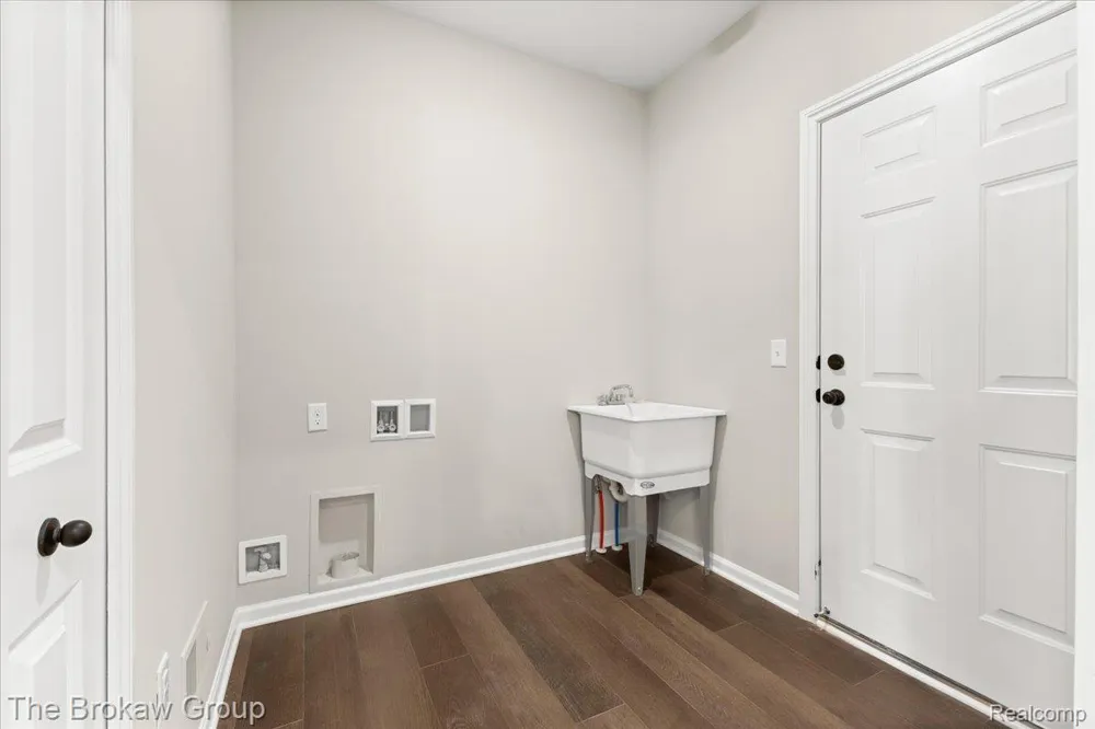 1435 Luxington Drive Lapeer City, MI 48446
