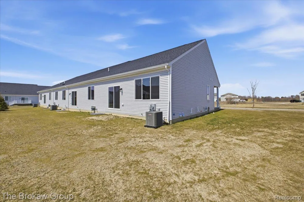 1435 Luxington Drive Lapeer City, MI 48446