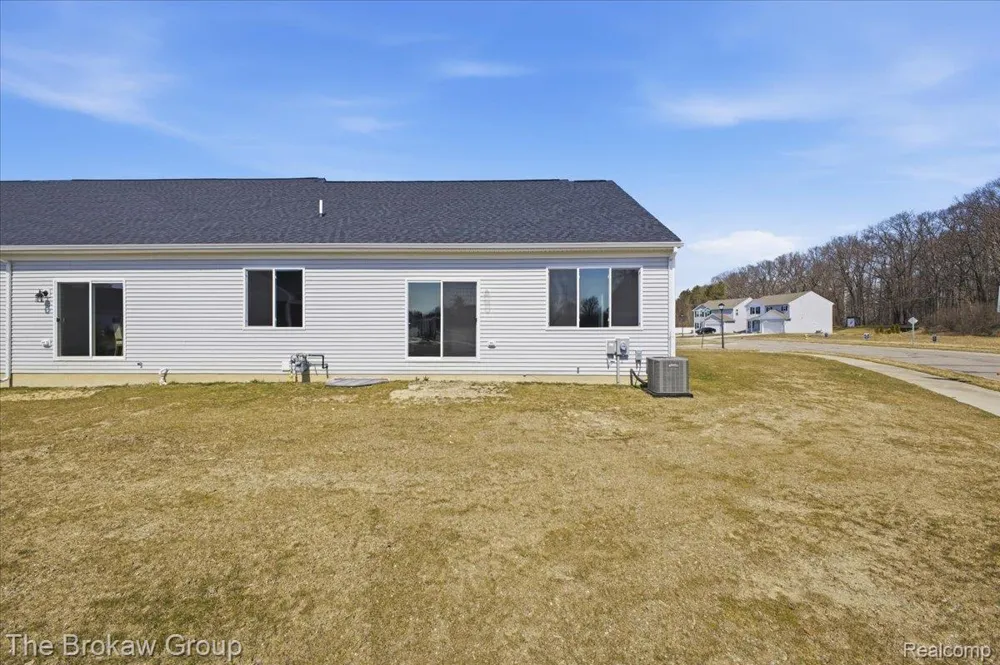 1435 Luxington Drive Lapeer City, MI 48446