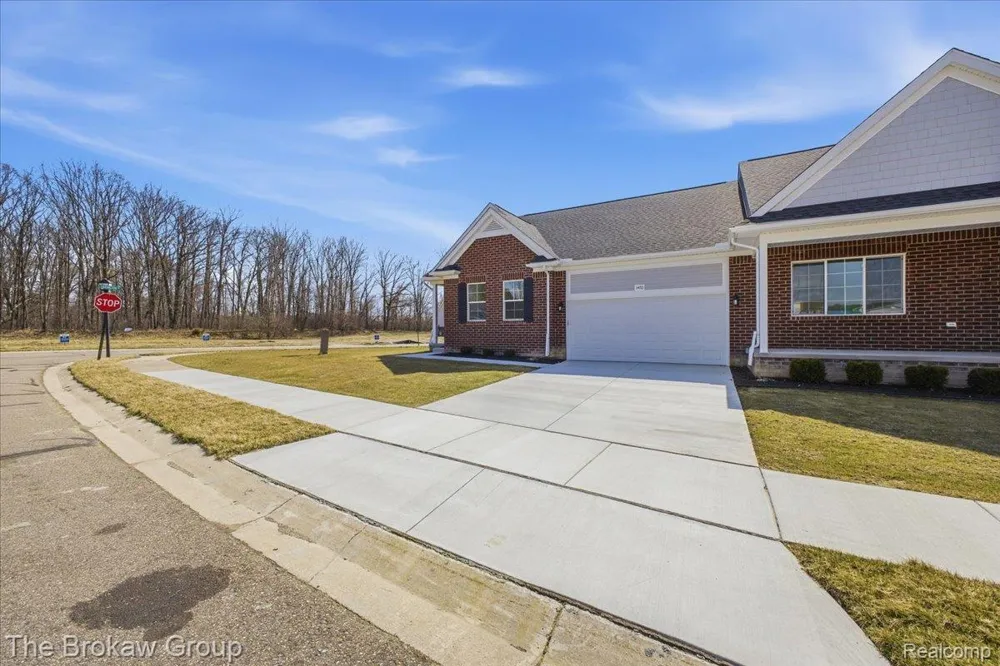1435 Luxington Drive Lapeer City, MI 48446