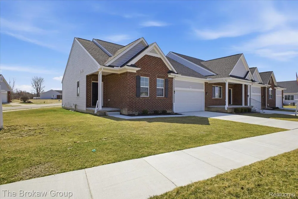 1435 Luxington Drive Lapeer City, MI 48446