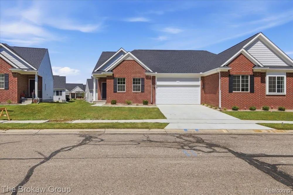 1435 Luxington Drive Lapeer City, MI 48446