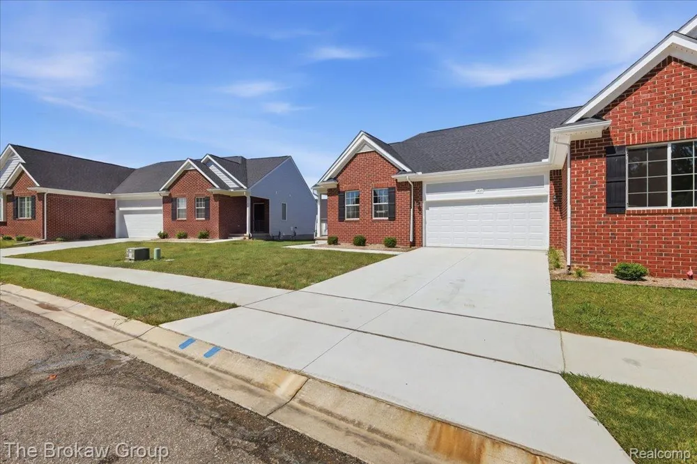 1435 Luxington Drive Lapeer City, MI 48446