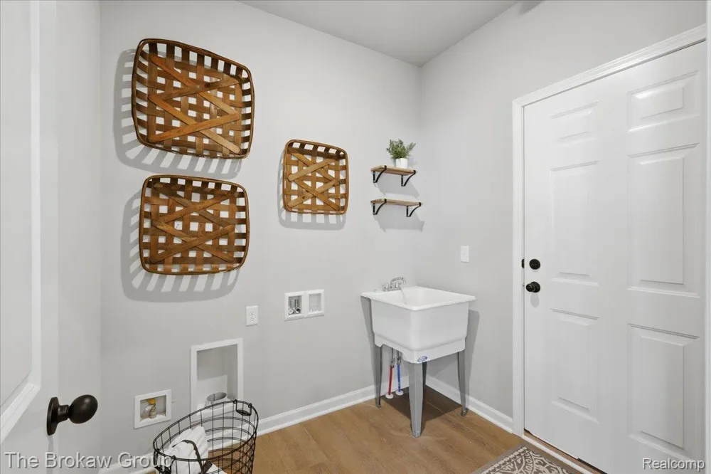 1435 Luxington Drive Lapeer City, MI 48446