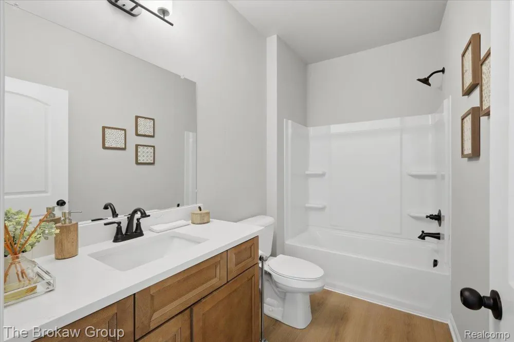 1435 Luxington Drive Lapeer City, MI 48446