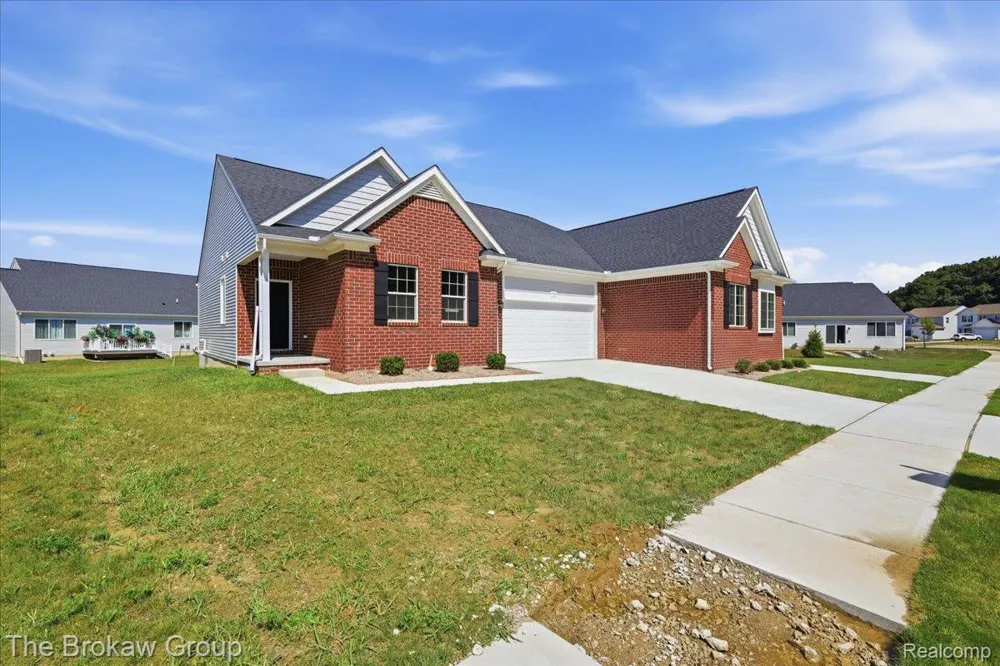 1435 Luxington Drive Lapeer City, MI 48446