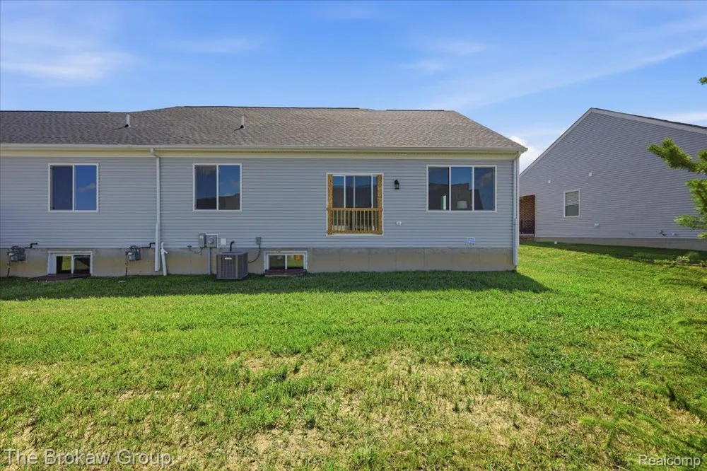 1435 Luxington Drive Lapeer City, MI 48446