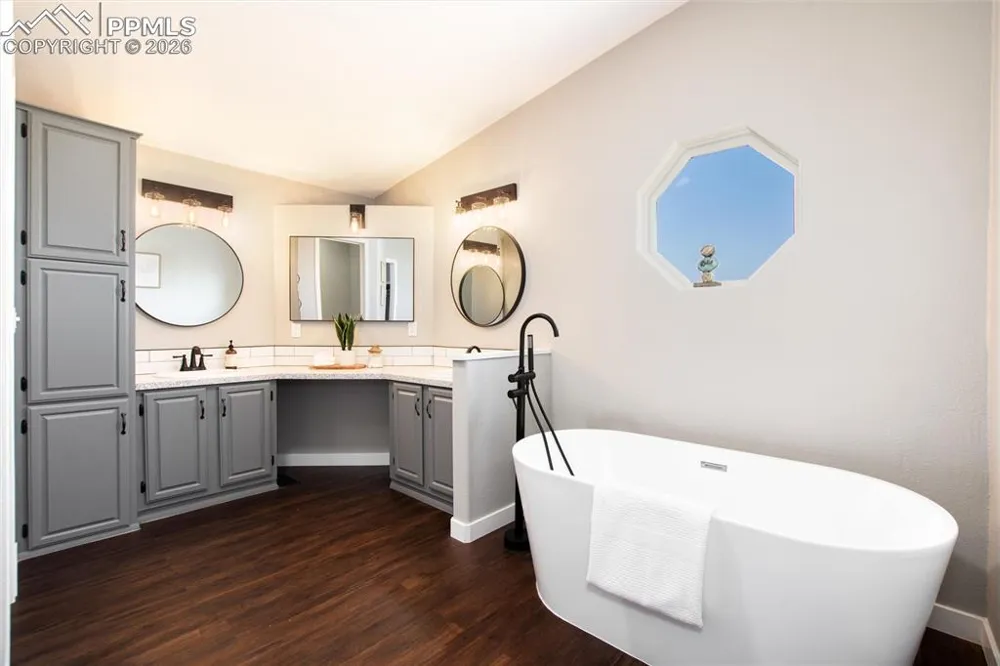 11100 Haskel Creek Road Larkspur, CO 80118