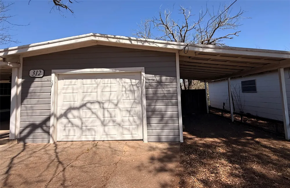 312 W Church Street Olney, TX 76374