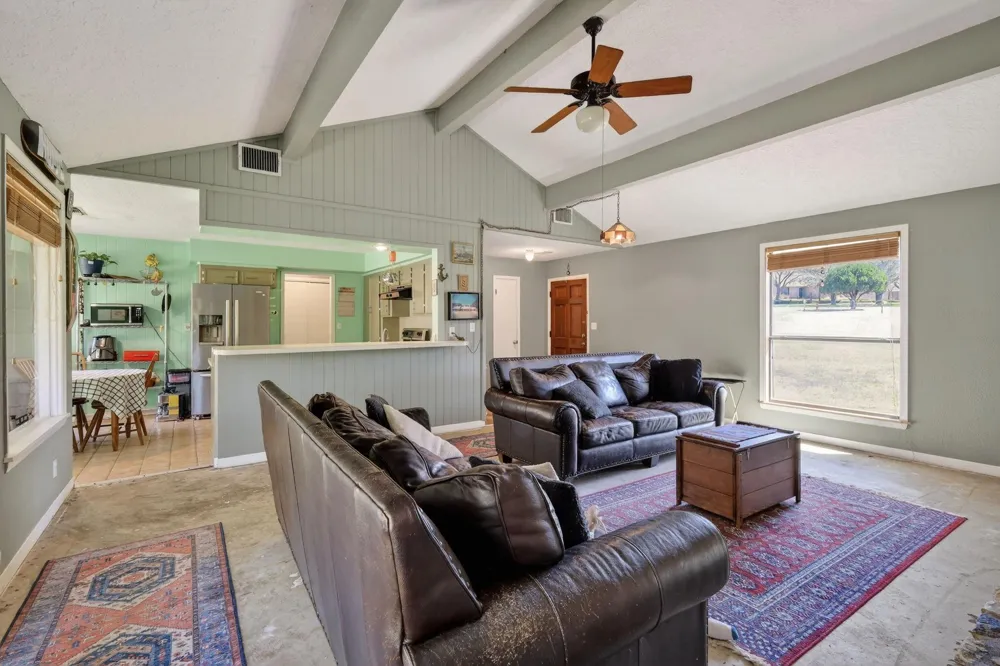 12 Creekwood Drive Schulenburg, TX 78956