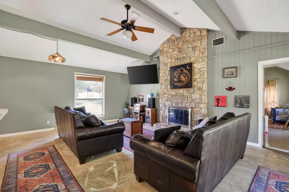 12 Creekwood Drive Schulenburg, TX 78956