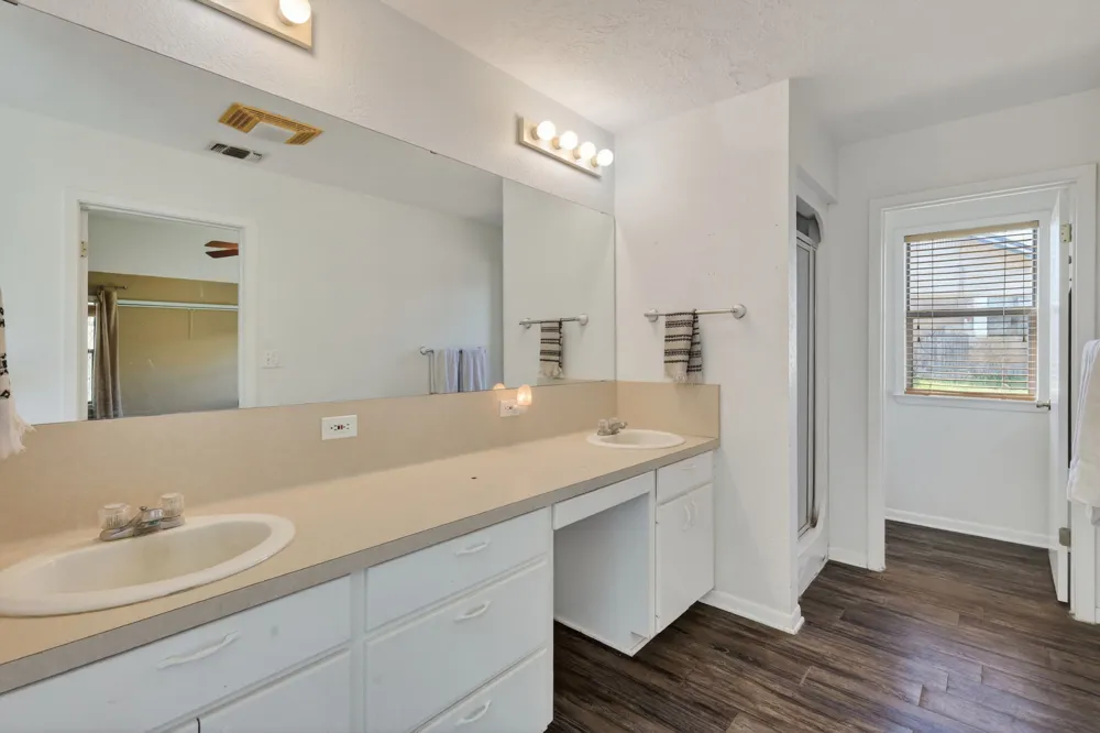 12 Creekwood Drive Schulenburg, TX 78956