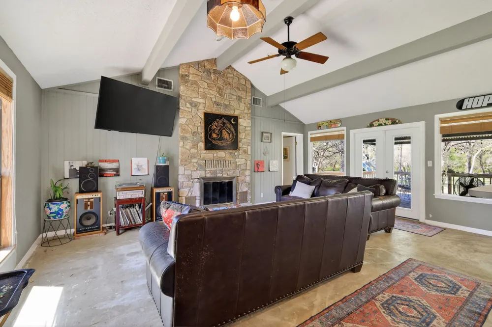 12 Creekwood Drive Schulenburg, TX 78956