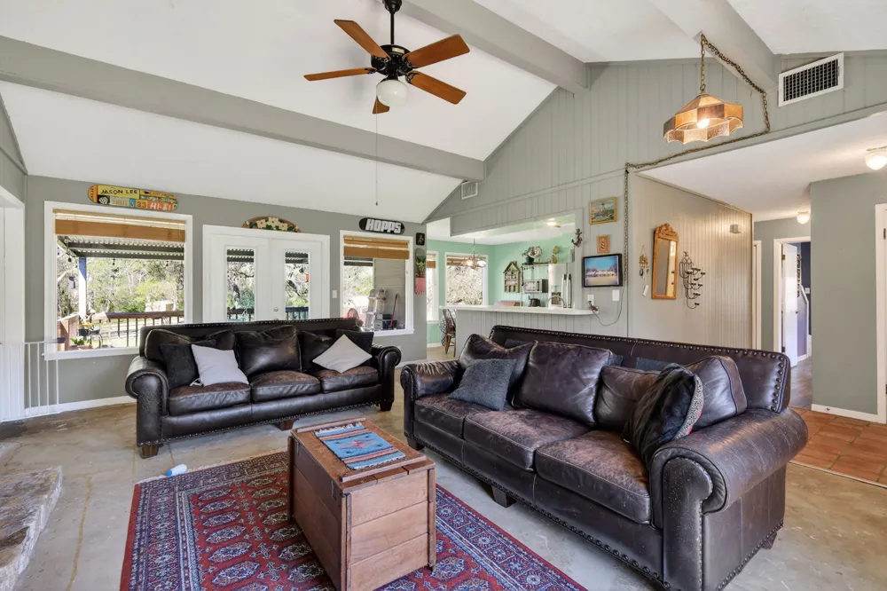 12 Creekwood Drive Schulenburg, TX 78956