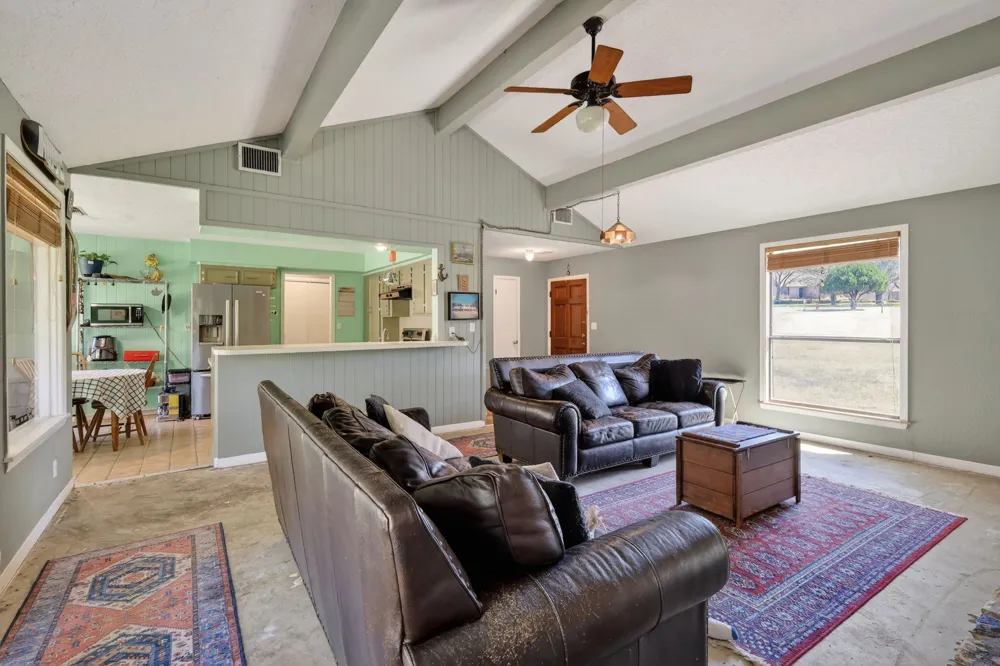 12 Creekwood Drive Schulenburg, TX 78956