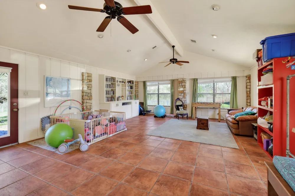 12 Creekwood Drive Schulenburg, TX 78956