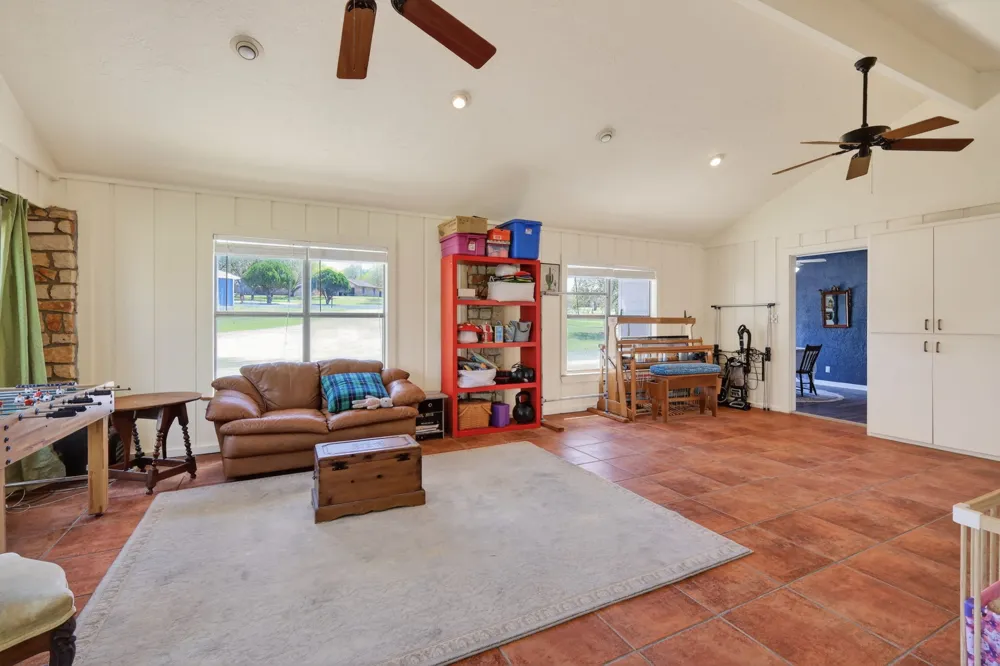 12 Creekwood Drive Schulenburg, TX 78956