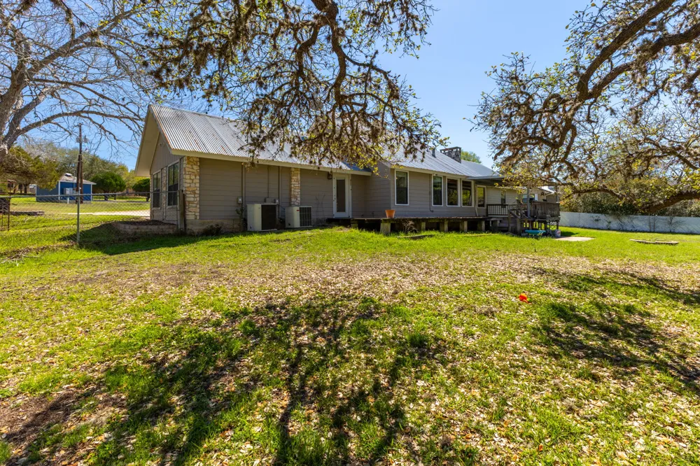 12 Creekwood Drive Schulenburg, TX 78956
