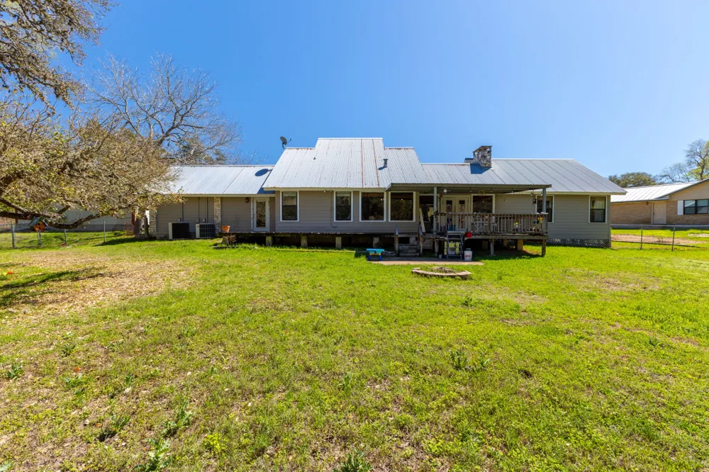 12 Creekwood Drive Schulenburg, TX 78956