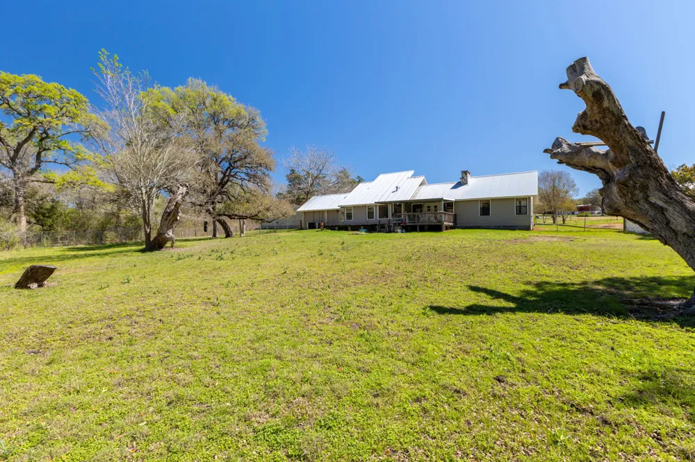 12 Creekwood Drive Schulenburg, TX 78956