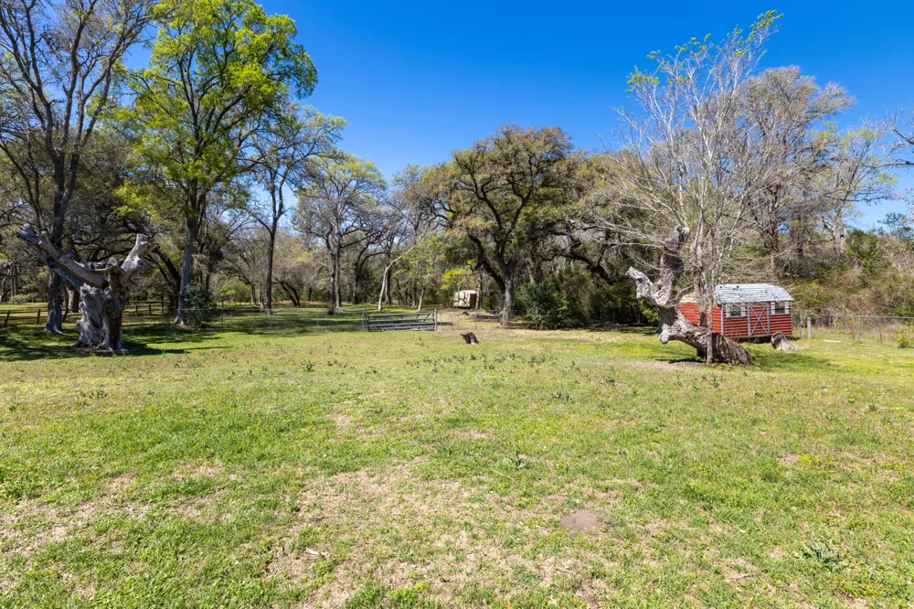 12 Creekwood Drive Schulenburg, TX 78956