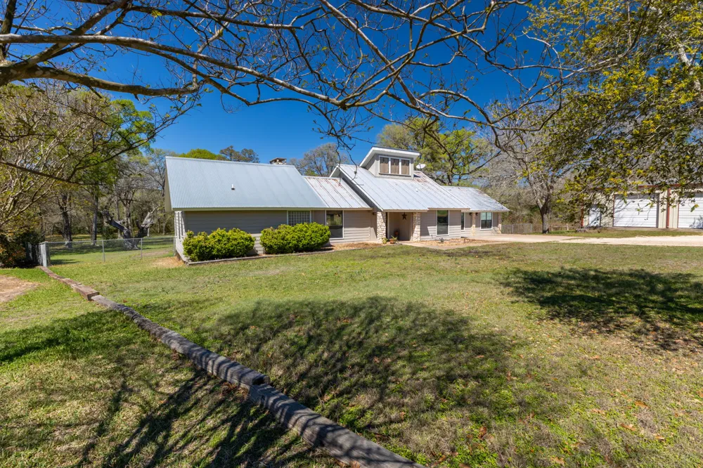 12 Creekwood Drive Schulenburg, TX 78956
