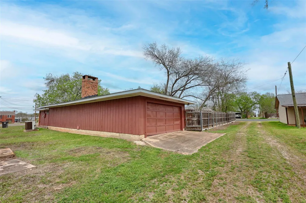 302 Baumgarten Street Schulenburg, TX 78956