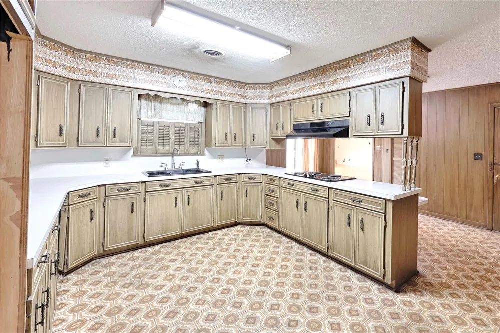 302 Baumgarten Street Schulenburg, TX 78956