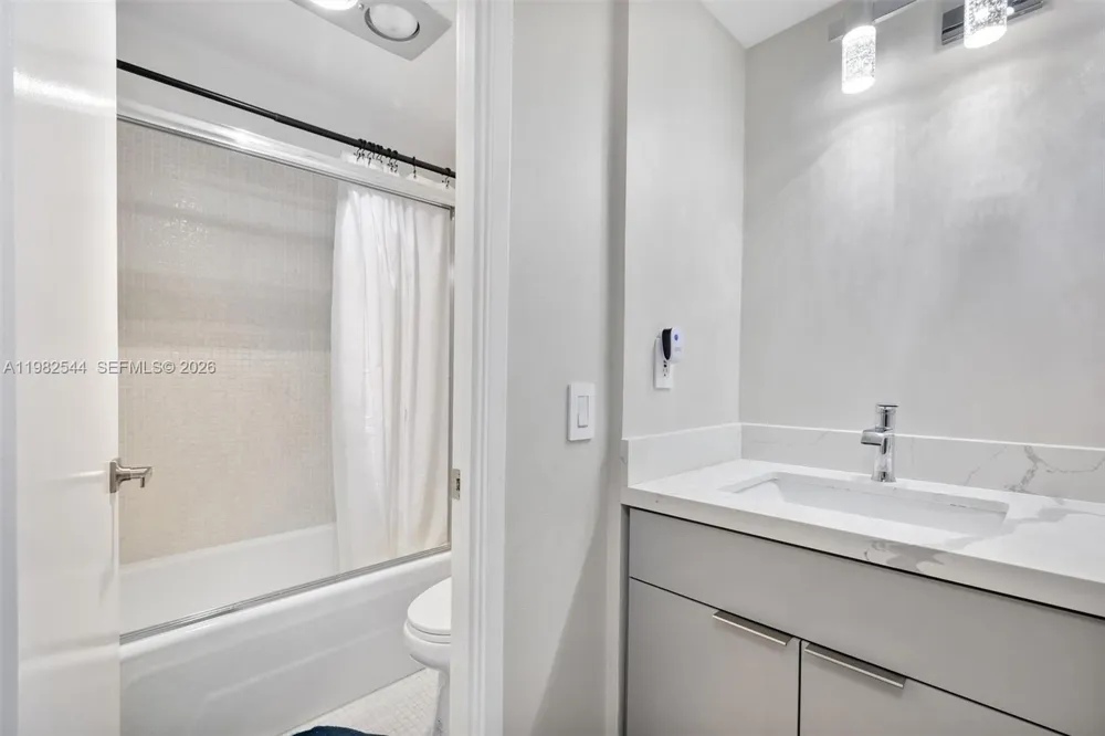3731 Country Club Dr #521 Aventura, FL 33180