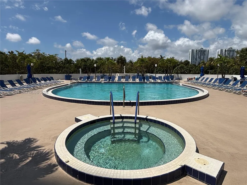 3731 Country Club Dr #521 Aventura, FL 33180