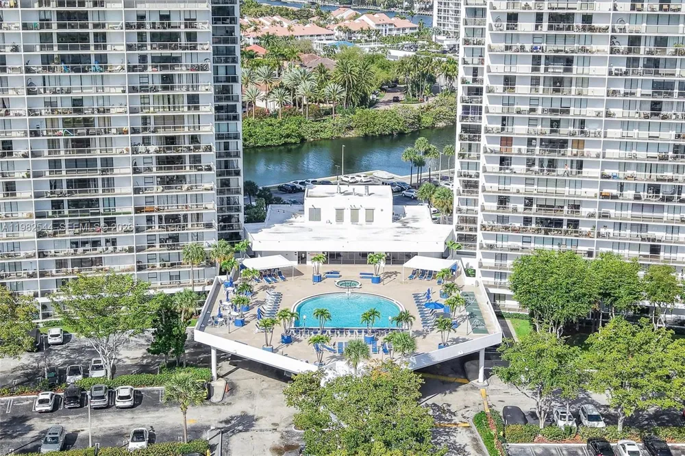 3731 Country Club Dr #521 Aventura, FL 33180