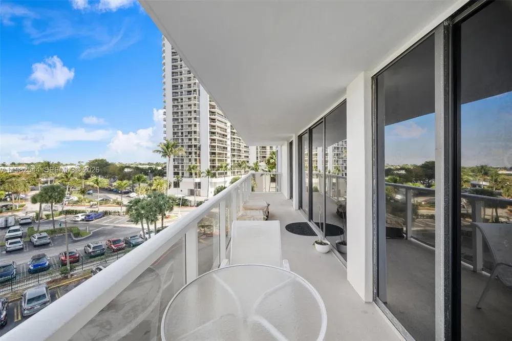 3731 Country Club Dr #521 Aventura, FL 33180