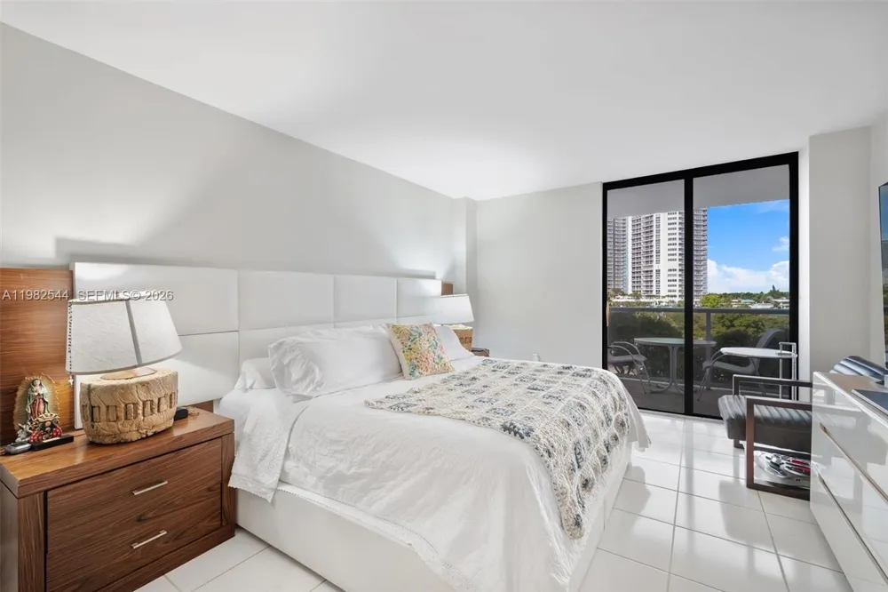 3731 Country Club Dr #521 Aventura, FL 33180