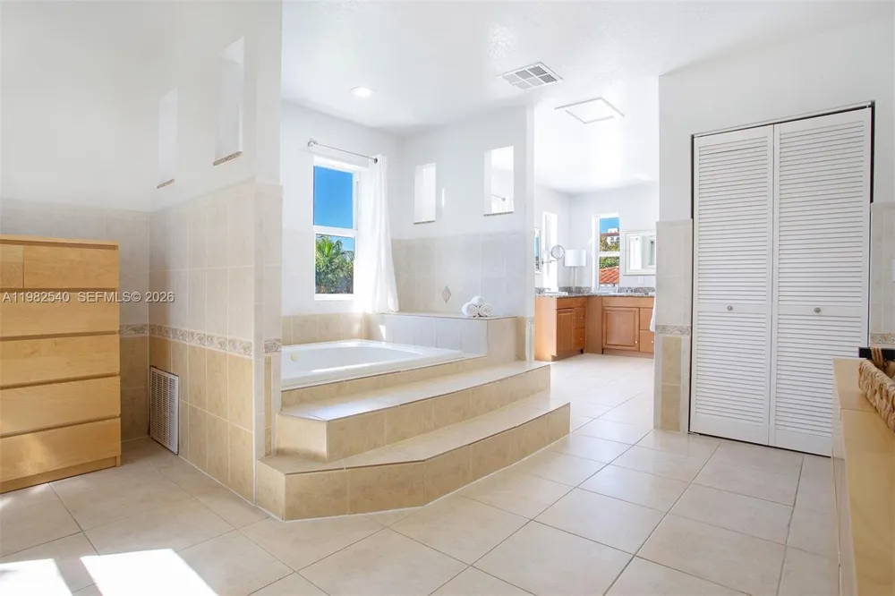 100 SW 26th Rd Miami, FL 33129