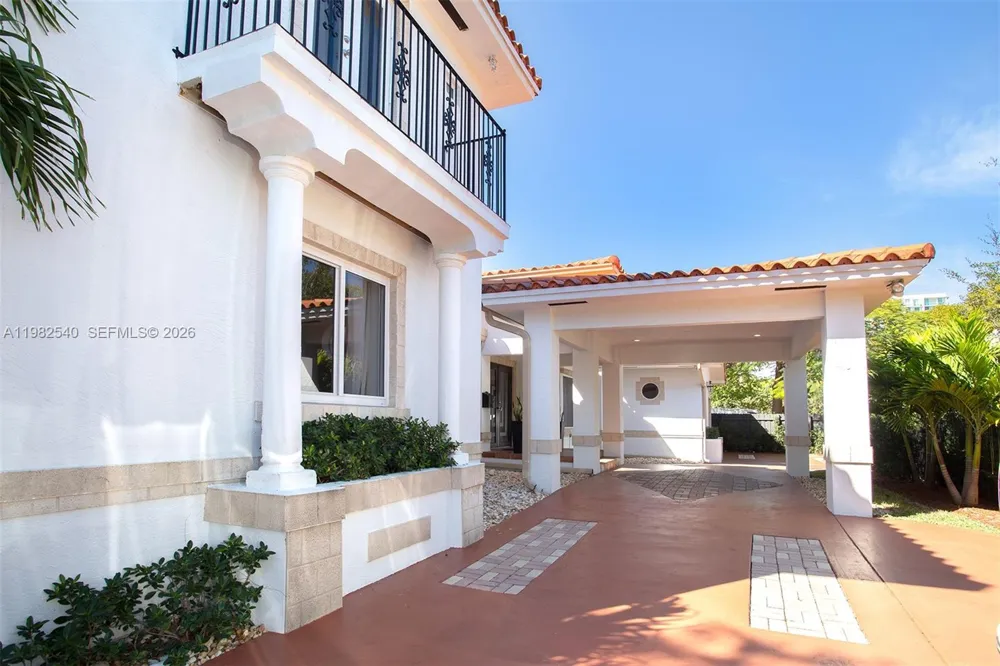 100 SW 26th Rd Miami, FL 33129